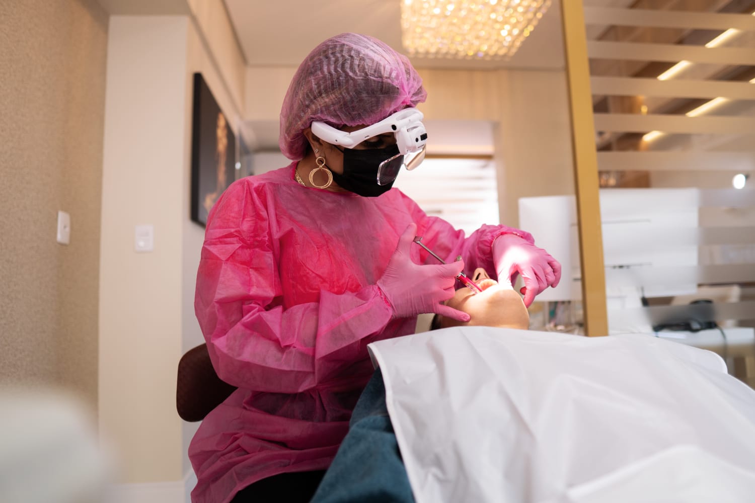 Dentista clínico geral realizando atendimento na Odonto Plenna em Florianópolis